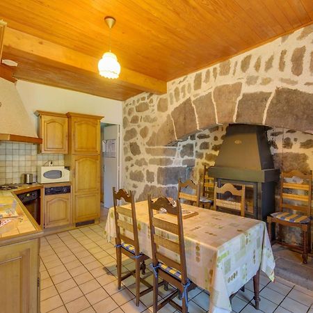 Beautiful Villa In The Parc Des Volcans D Auvergne Vic-sur-Cère Екстериор снимка