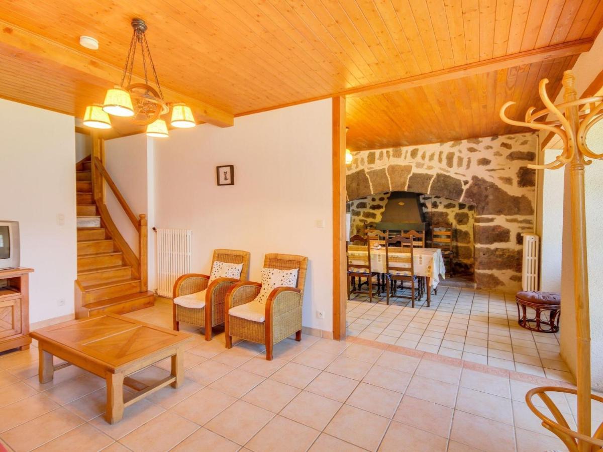 Beautiful Villa In The Parc Des Volcans D Auvergne Vic-sur-Cère Екстериор снимка