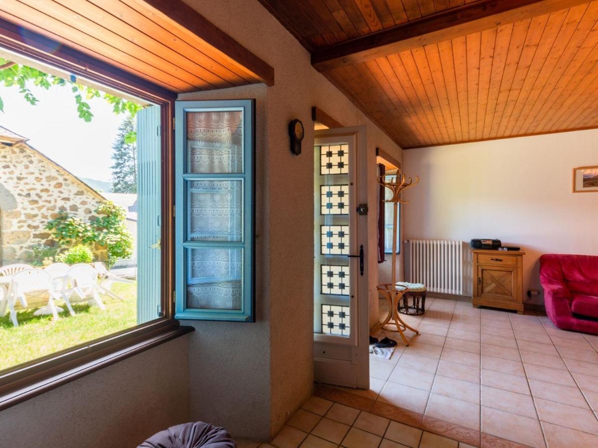 Beautiful Villa In The Parc Des Volcans D Auvergne Vic-sur-Cère Екстериор снимка