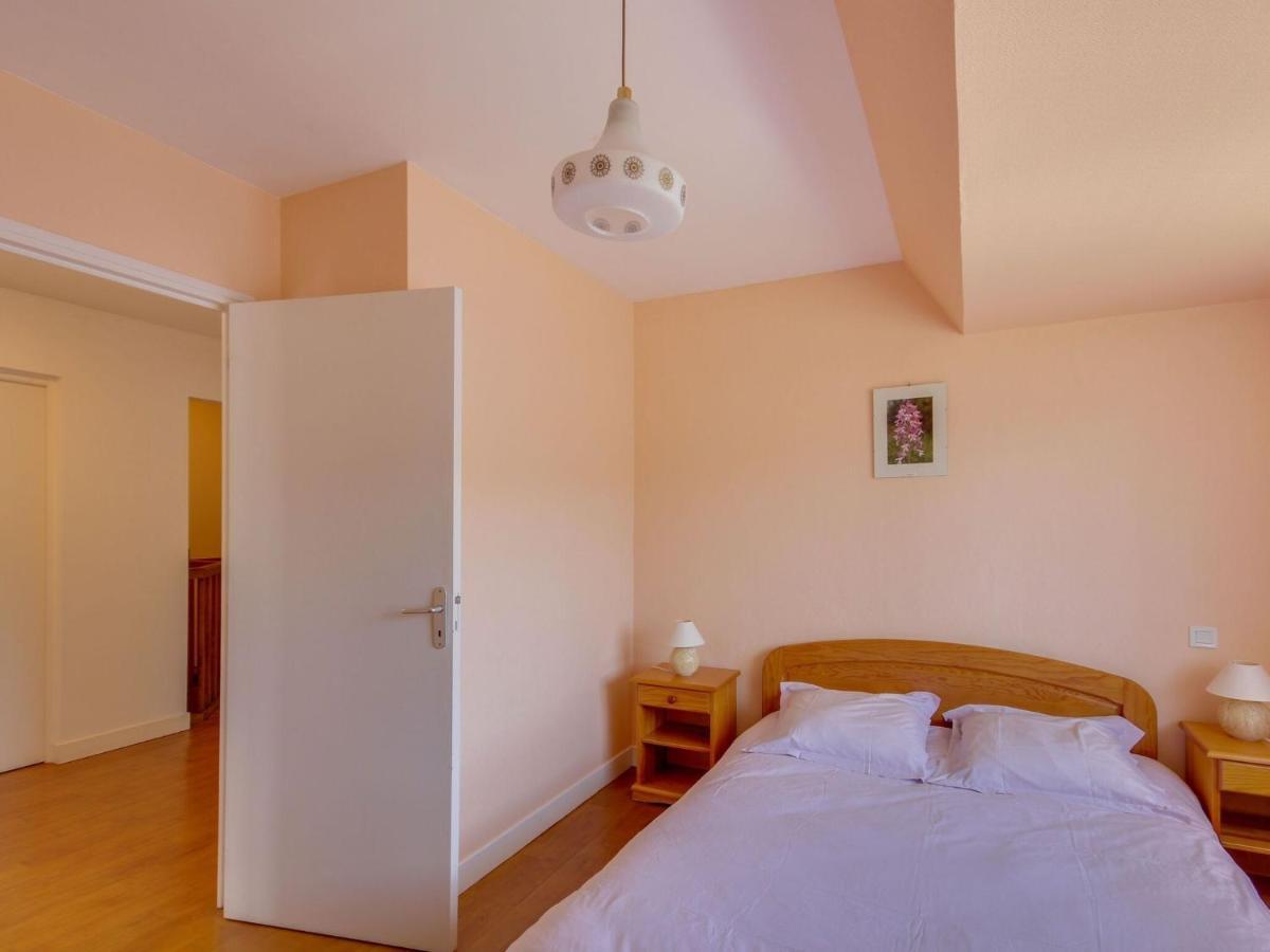 Beautiful Villa In The Parc Des Volcans D Auvergne Vic-sur-Cère Екстериор снимка