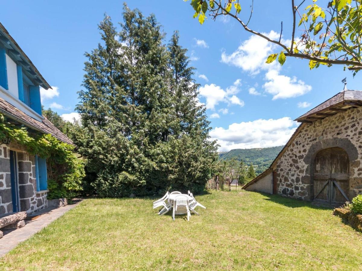 Beautiful Villa In The Parc Des Volcans D Auvergne Vic-sur-Cère Екстериор снимка