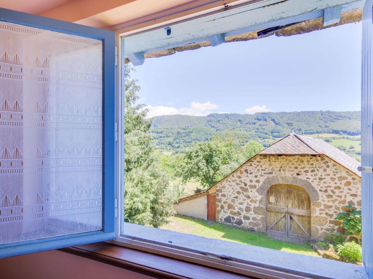 Beautiful Villa In The Parc Des Volcans D Auvergne Vic-sur-Cère Екстериор снимка