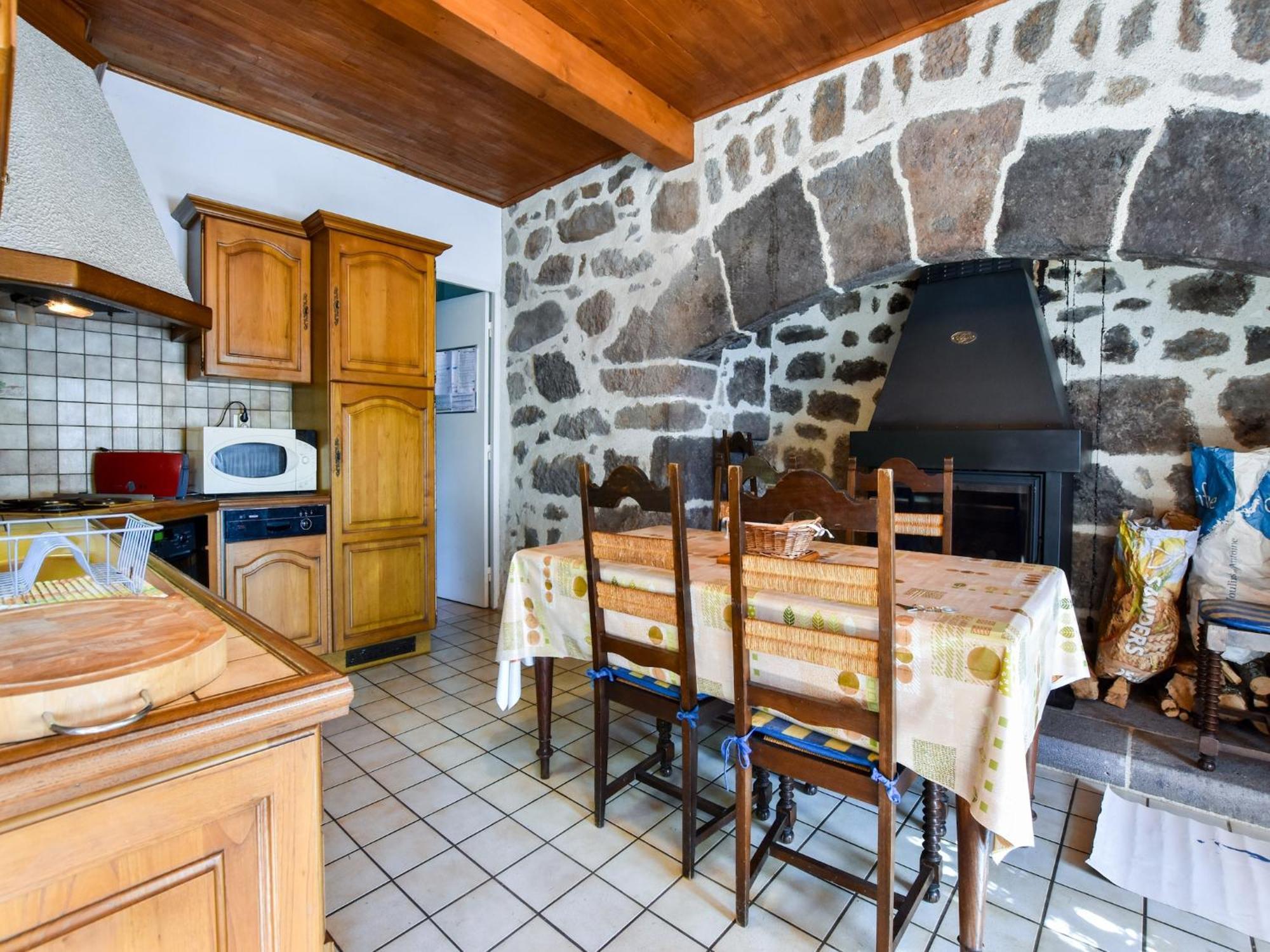 Beautiful Villa In The Parc Des Volcans D Auvergne Vic-sur-Cère Екстериор снимка