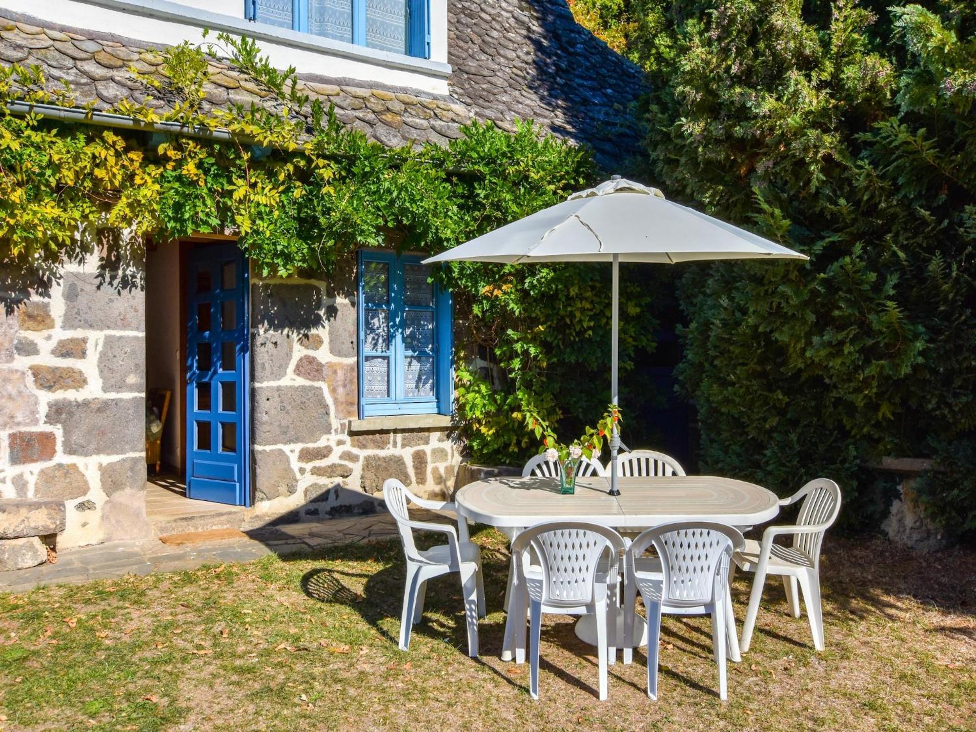 Beautiful Villa In The Parc Des Volcans D Auvergne Vic-sur-Cère Екстериор снимка