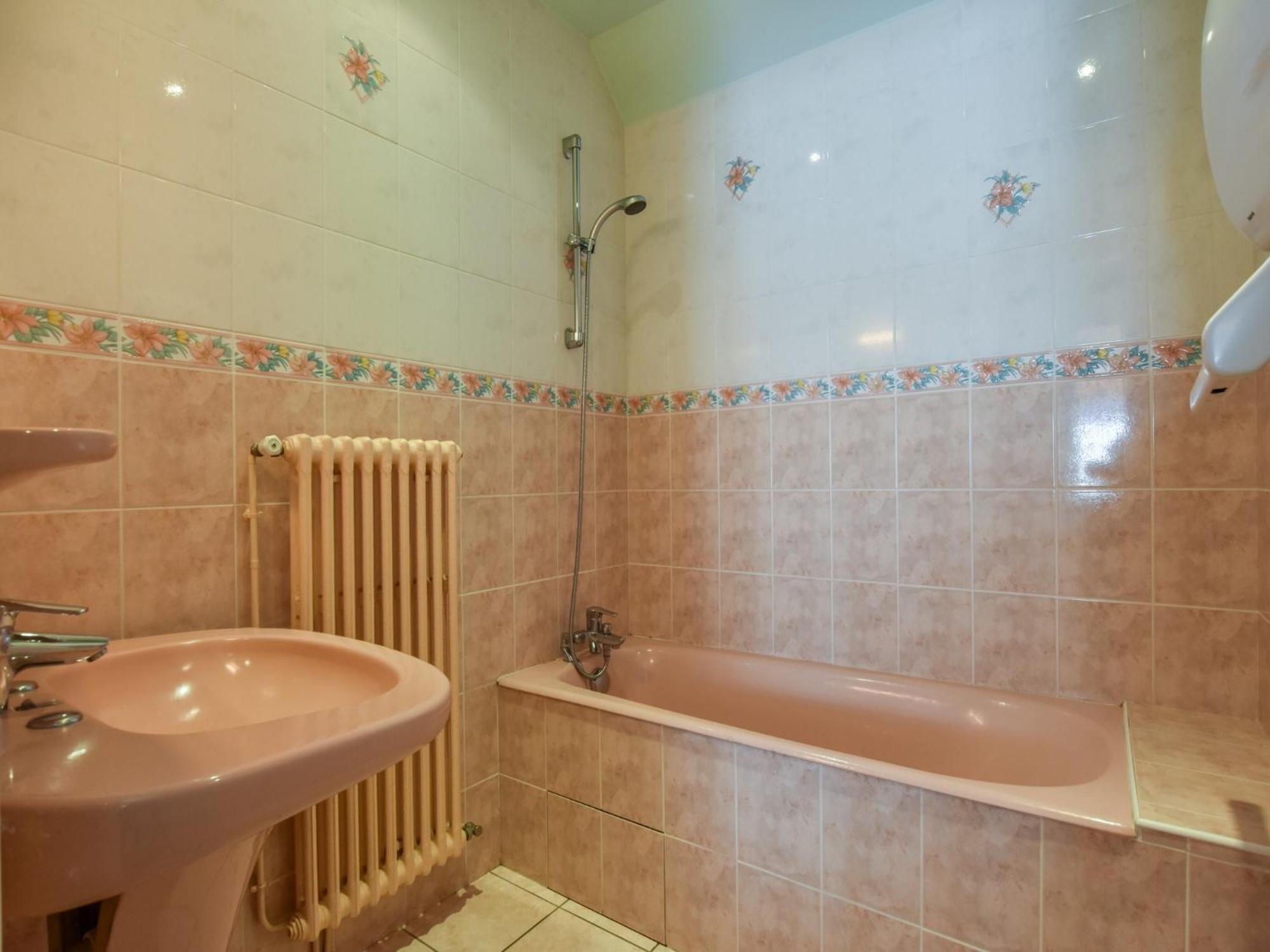 Beautiful Villa In The Parc Des Volcans D Auvergne Vic-sur-Cère Екстериор снимка