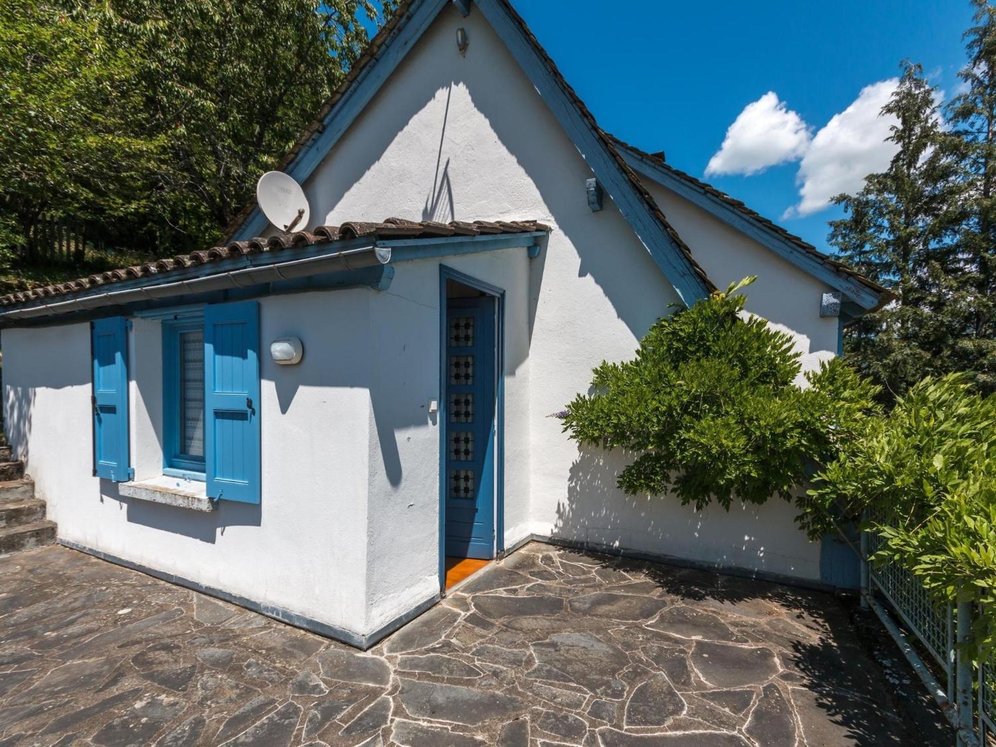 Beautiful Villa In The Parc Des Volcans D Auvergne Vic-sur-Cère Екстериор снимка